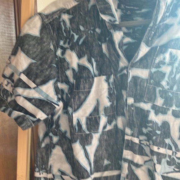 🏷5/25 inc medium shirt(box 2) - Picture 4 of 10